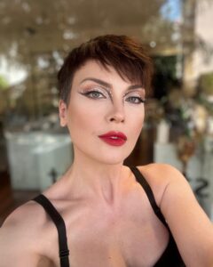 Arzu Yanardağ Instagram - Her ışıkta farklı güzelliğin yansıması 🤍 Canımmm @arzuyanardag #tiyatro #ckmcaddebostan #tiyatrogecesi #oyuncu #sunucu #aktrist #makeupartist #oznurhorozcu