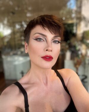 Arzu Yanardağ Instagram - Her ışıkta farklı güzelliğin yansıması 🤍 
Canımmm @arzuyanardag 

#tiyatro #ckmcaddebostan #tiyatrogecesi #oyuncu #sunucu #aktrist #makeupartist #oznurhorozcu