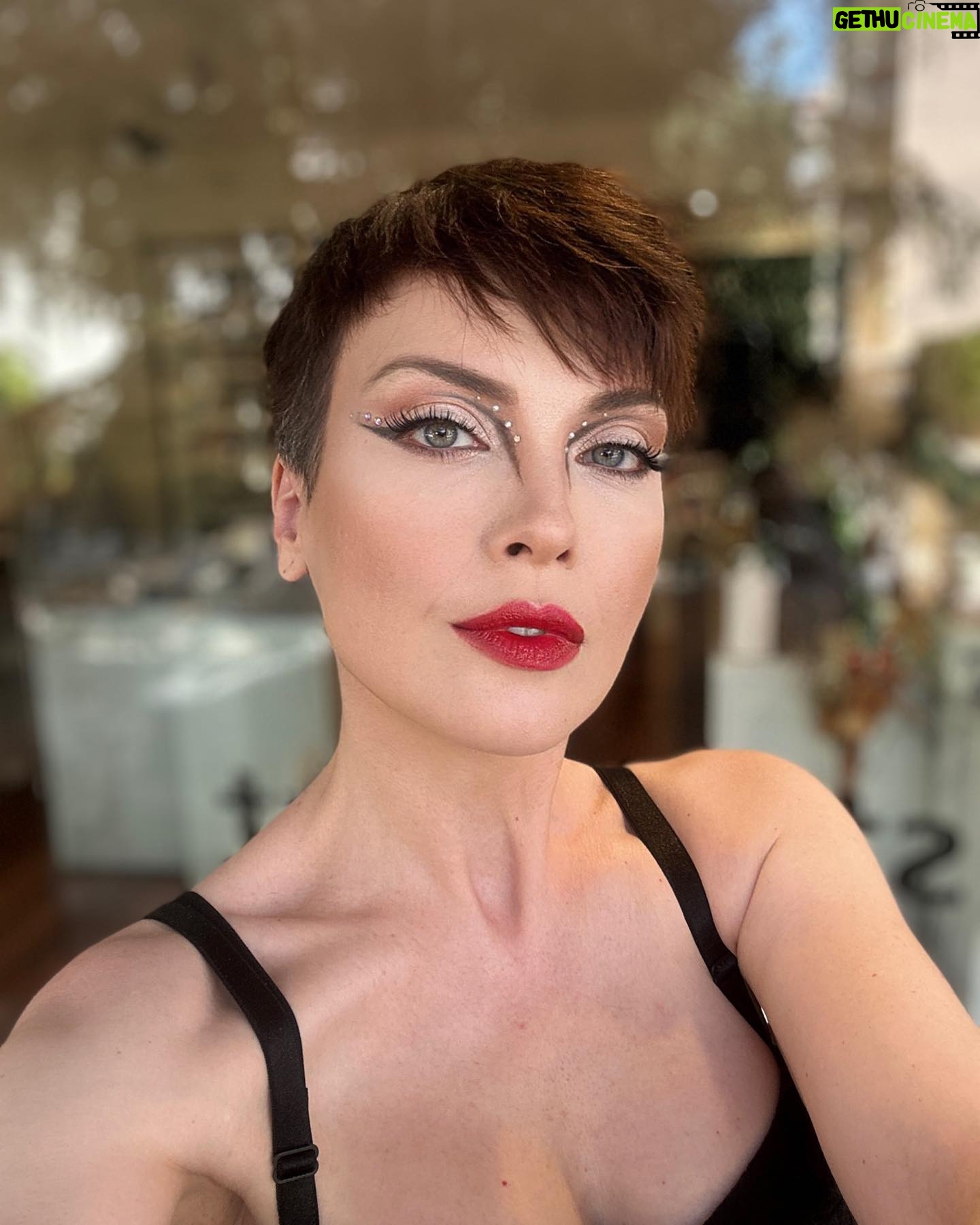Arzu Yanardağ - 2.4K Likes - Her ışıkta farklı güzelliğin yansıması 🤍
Canımmm @arzuyanardag
#tiyatro #ckmcaddebostan #tiyatrogecesi #oyuncu #sunucu #aktrist #makeupartist #oznurhorozcu