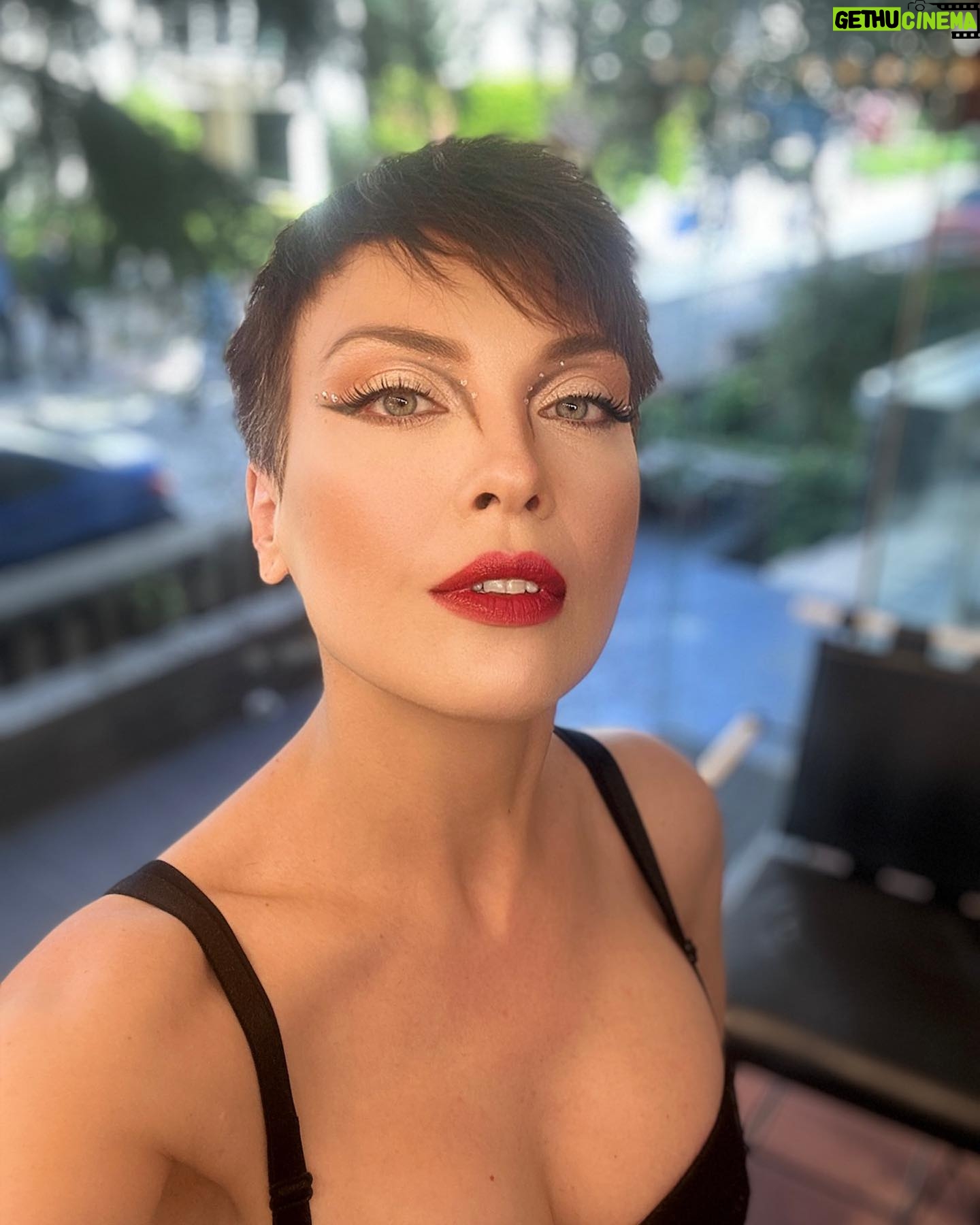 Arzu Yanardağ - 2.4K Likes - Her ışıkta farklı güzelliğin yansıması 🤍
Canımmm @arzuyanardag
#tiyatro #ckmcaddebostan #tiyatrogecesi #oyuncu #sunucu #aktrist #makeupartist #oznurhorozcu