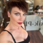 Arzu Yanardağ Instagram - Her ışıkta farklı güzelliğin yansıması 🤍 Canımmm @arzuyanardag #tiyatro #ckmcaddebostan #tiyatrogecesi #oyuncu #sunucu #aktrist #makeupartist #oznurhorozcu