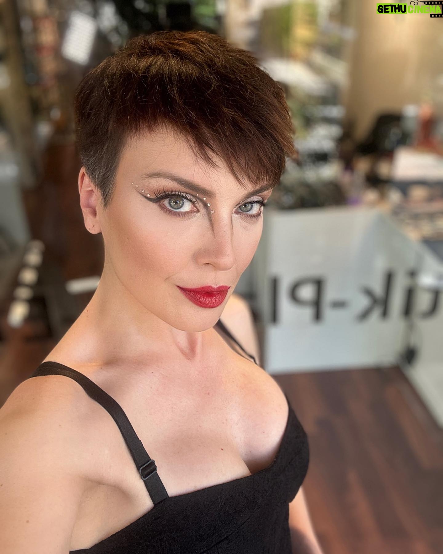 Arzu Yanardağ - 2.4K Likes - Her ışıkta farklı güzelliğin yansıması 🤍
Canımmm @arzuyanardag
#tiyatro #ckmcaddebostan #tiyatrogecesi #oyuncu #sunucu #aktrist #makeupartist #oznurhorozcu
