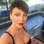 Arzu Yanardağ Instagram - Her ışıkta farklı güzelliğin yansıması 🤍 Canımmm @arzuyanardag #tiyatro #ckmcaddebostan #tiyatrogecesi #oyuncu #sunucu #aktrist #makeupartist #oznurhorozcu