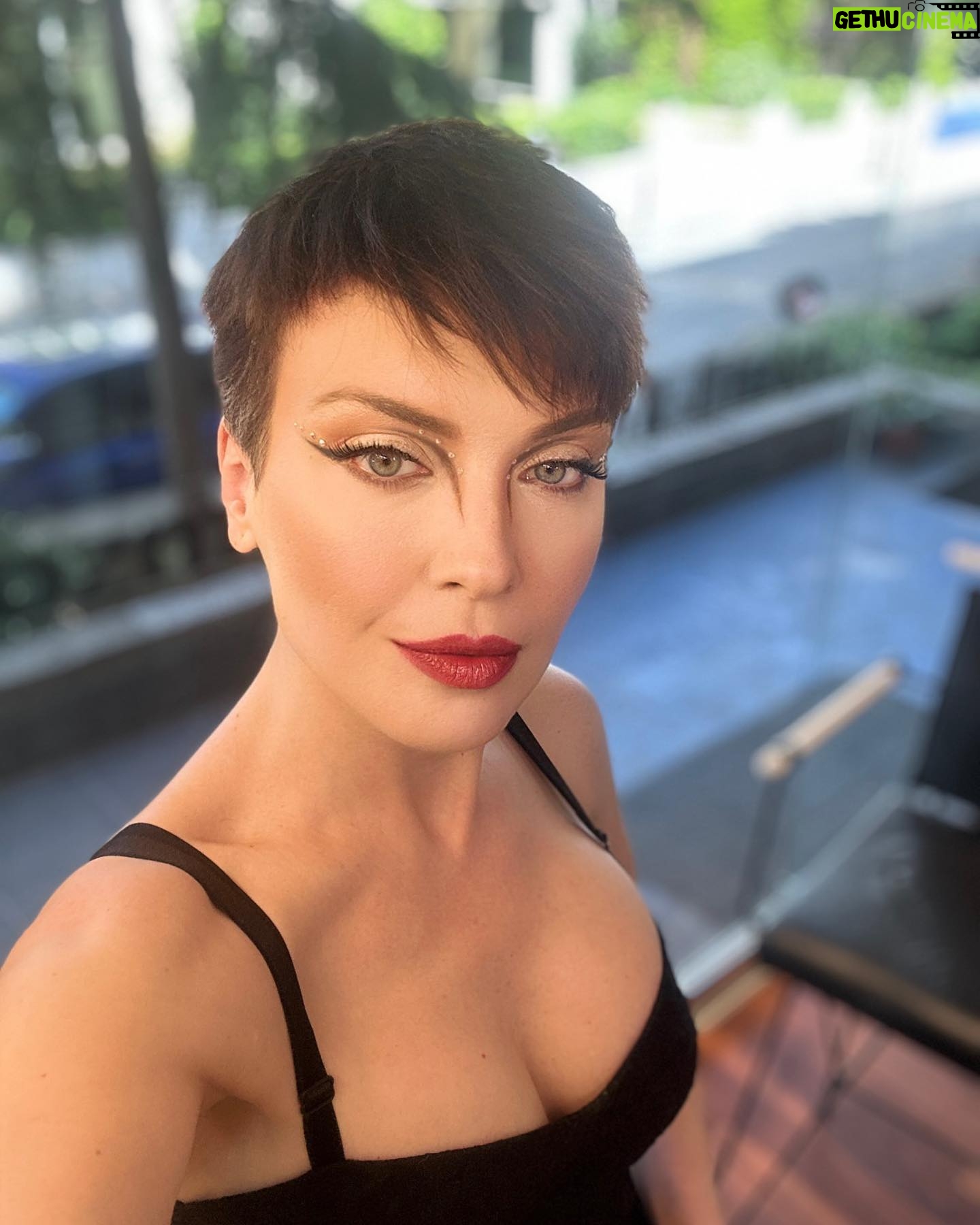 Arzu Yanardağ - 2.4K Likes - Her ışıkta farklı güzelliğin yansıması 🤍
Canımmm @arzuyanardag
#tiyatro #ckmcaddebostan #tiyatrogecesi #oyuncu #sunucu #aktrist #makeupartist #oznurhorozcu