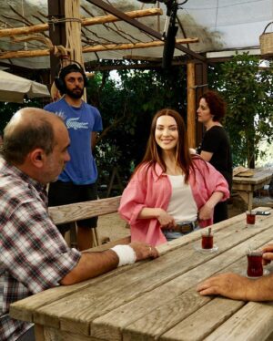 Arzu Yanardağ Instagram - Benim için çok özel bir film olan #öldümbittim yarın vizyonda💫