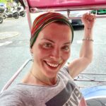Arzu Yanardağ Instagram - Zuzu’nun tuk tuk kuralları🤓 kilometreyi göster ve ‘gii baht’ diye fiyatı sor. Adamın söylediği fiyatın yarısını teklif et. Teklifin onaylanıp yolculuğun başladığında, halen kazıklanmış olduğundan emin ol😄😘 #bangkok #lumphini #tuktukthailand