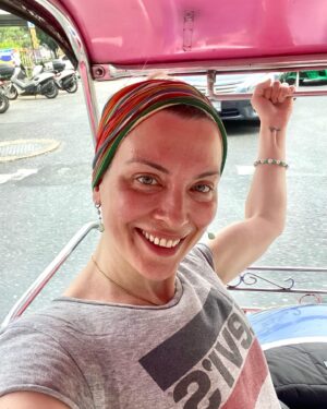 Arzu Yanardağ Instagram - Zuzu’nun tuk tuk kuralları🤓 kilometreyi göster ve ‘gii baht’ diye fiyatı sor. Adamın söylediği fiyatın yarısını teklif et. Teklifin onaylanıp  yolculuğun başladığında, halen kazıklanmış olduğundan emin ol😄😘 #bangkok #lumphini #tuktukthailand