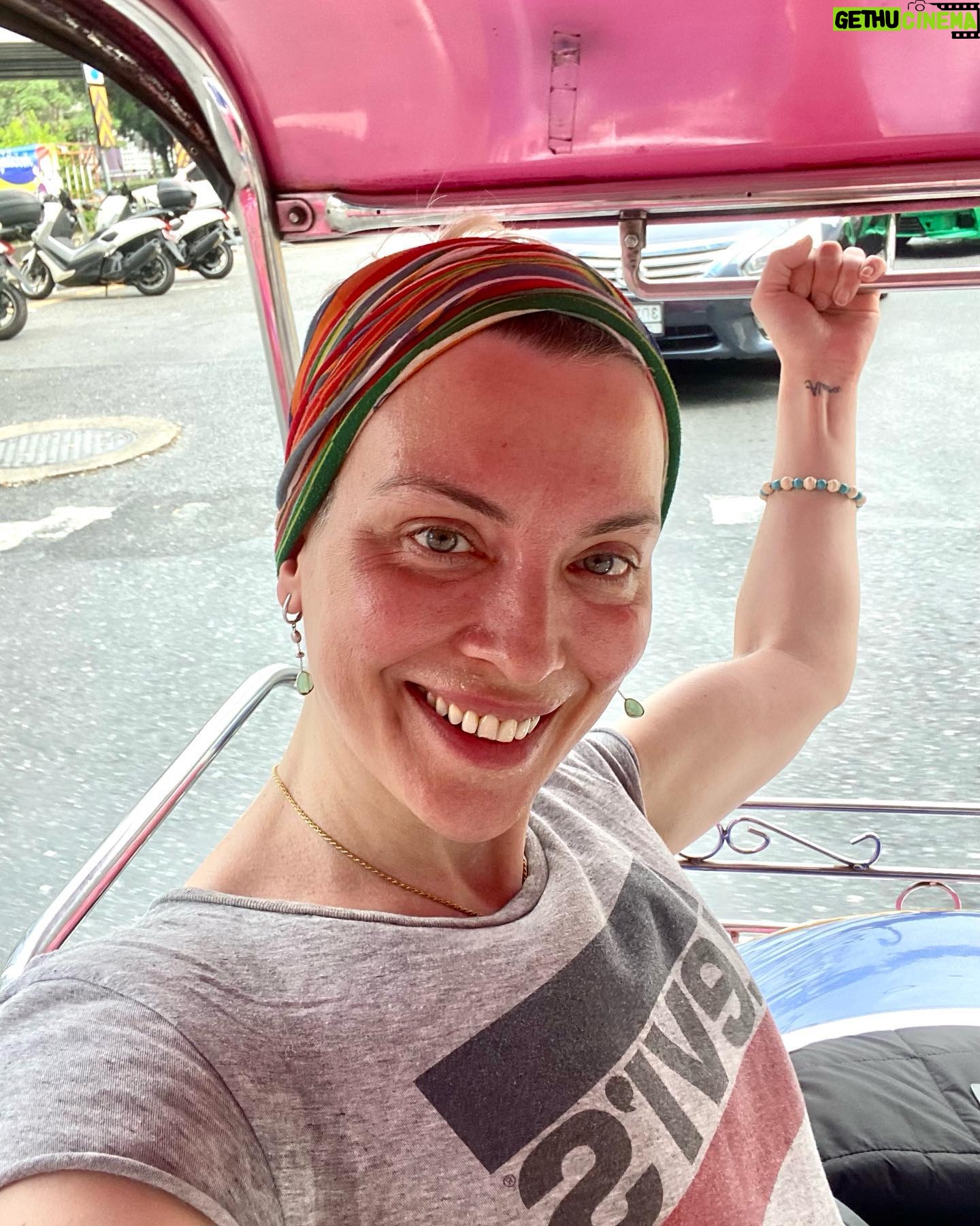 Arzu Yanardağ - 3 Likes - Zuzu’nun tuk tuk kuralları🤓 kilometreyi göster ve ‘gii baht’ diye fiyatı sor. Adamın söylediği fiyatın yarısını teklif et. Teklifin onaylanıp yolculuğun başladığında, halen kazıklanmış olduğundan emin ol😄😘 #bangkok #lumphini #tuktukthailand