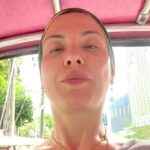 Arzu Yanardağ Instagram - Zuzu’nun tuk tuk kuralları🤓 kilometreyi göster ve ‘gii baht’ diye fiyatı sor. Adamın söylediği fiyatın yarısını teklif et. Teklifin onaylanıp yolculuğun başladığında, halen kazıklanmış olduğundan emin ol😄😘 #bangkok #lumphini #tuktukthailand