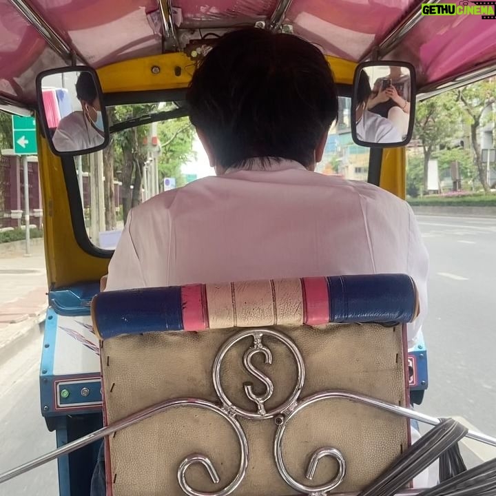 Arzu Yanardağ - 3 Likes - Zuzu’nun tuk tuk kuralları🤓 kilometreyi göster ve ‘gii baht’ diye fiyatı sor. Adamın söylediği fiyatın yarısını teklif et. Teklifin onaylanıp yolculuğun başladığında, halen kazıklanmış olduğundan emin ol😄😘 #bangkok #lumphini #tuktukthailand