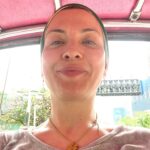 Arzu Yanardağ Instagram - Zuzu’nun tuk tuk kuralları🤓 kilometreyi göster ve ‘gii baht’ diye fiyatı sor. Adamın söylediği fiyatın yarısını teklif et. Teklifin onaylanıp yolculuğun başladığında, halen kazıklanmış olduğundan emin ol😄😘 #bangkok #lumphini #tuktukthailand