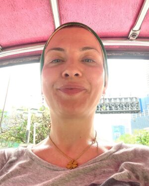 Arzu Yanardağ Instagram - Zuzu’nun tuk tuk kuralları🤓 kilometreyi göster ve ‘gii baht’ diye fiyatı sor. Adamın söylediği fiyatın yarısını teklif et. Teklifin onaylanıp  yolculuğun başladığında, halen kazıklanmış olduğundan emin ol😄😘 #bangkok #lumphini #tuktukthailand