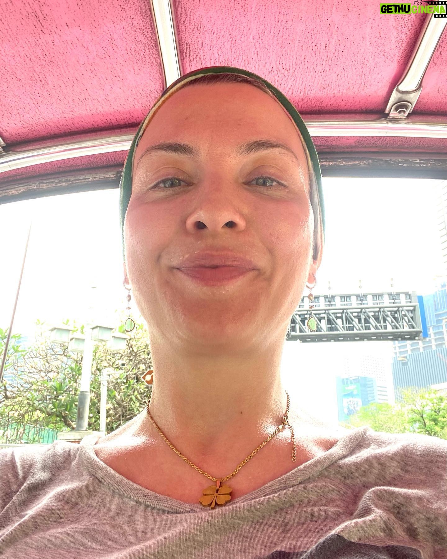Arzu Yanardağ - 3 Likes - Zuzu’nun tuk tuk kuralları🤓 kilometreyi göster ve ‘gii baht’ diye fiyatı sor. Adamın söylediği fiyatın yarısını teklif et. Teklifin onaylanıp yolculuğun başladığında, halen kazıklanmış olduğundan emin ol😄😘 #bangkok #lumphini #tuktukthailand
