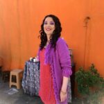 Arzu Yanardağ Instagram - 8 Mart vizyona giriyormuş #hayatımızroman Suzan severek canlandırdığım, babam izleseydi çok seveceğinden emin olduğum bir tipleme🫠😍 mesleğimi sorgulamaya başlamamın ilk adımları da bu sette atıldı diyebilirim. 😏✌️