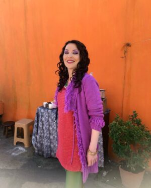 Arzu Yanardağ Instagram - 8 Mart vizyona giriyormuş #hayatımızroman Suzan severek canlandırdığım, babam izleseydi çok seveceğinden emin olduğum bir tipleme🫠😍 mesleğimi sorgulamaya başlamamın ilk adımları da bu sette atıldı diyebilirim. 😏✌️