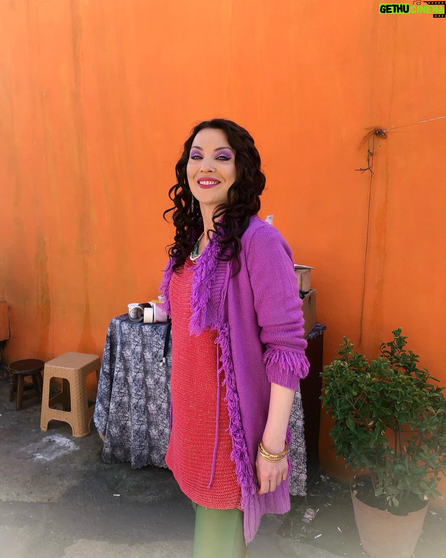 Arzu Yanardağ - 3 Likes - 8 Mart vizyona giriyormuş #hayatımızroman Suzan severek canlandırdığım, babam izleseydi çok seveceğinden emin olduğum bir tipleme🫠😍 mesleğimi sorgulamaya başlamamın ilk adımları da bu sette atıldı diyebilirim. 😏✌️