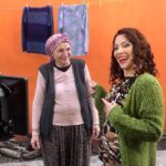 Arzu Yanardağ Instagram - 8 Mart vizyona giriyormuş #hayatımızroman Suzan severek canlandırdığım, babam izleseydi çok seveceğinden emin olduğum bir tipleme🫠😍 mesleğimi sorgulamaya başlamamın ilk adımları da bu sette atıldı diyebilirim. 😏✌️