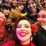 Arzu Yanardağ Instagram - 8 Mart vizyona giriyormuş #hayatımızroman Suzan severek canlandırdığım, babam izleseydi çok seveceğinden emin olduğum bir tipleme🫠😍 mesleğimi sorgulamaya başlamamın ilk adımları da bu sette atıldı diyebilirim. 😏✌️