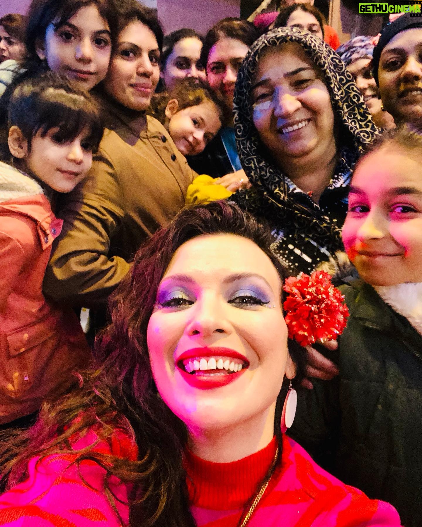 Arzu Yanardağ - 3 Likes - 8 Mart vizyona giriyormuş #hayatımızroman Suzan severek canlandırdığım, babam izleseydi çok seveceğinden emin olduğum bir tipleme🫠😍 mesleğimi sorgulamaya başlamamın ilk adımları da bu sette atıldı diyebilirim. 😏✌️