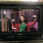 Arzu Yanardağ Instagram - 8 Mart vizyona giriyormuş #hayatımızroman Suzan severek canlandırdığım, babam izleseydi çok seveceğinden emin olduğum bir tipleme🫠😍 mesleğimi sorgulamaya başlamamın ilk adımları da bu sette atıldı diyebilirim. 😏✌️