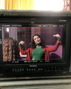 Arzu Yanardağ Instagram - 8 Mart vizyona giriyormuş #hayatımızroman Suzan severek canlandırdığım, babam izleseydi çok seveceğinden emin olduğum bir tipleme🫠😍 mesleğimi sorgulamaya başlamamın ilk adımları da bu sette atıldı diyebilirim. 😏✌️