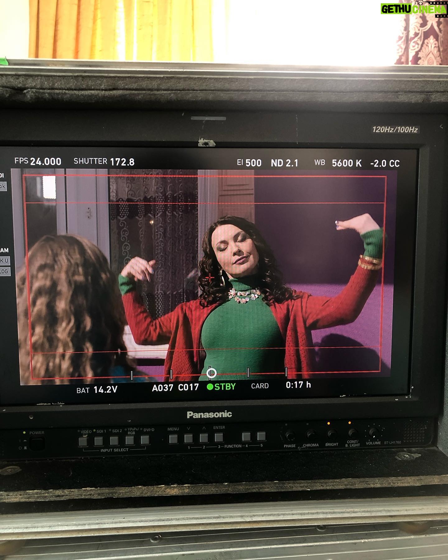 Arzu Yanardağ - 3 Likes - 8 Mart vizyona giriyormuş #hayatımızroman Suzan severek canlandırdığım, babam izleseydi çok seveceğinden emin olduğum bir tipleme🫠😍 mesleğimi sorgulamaya başlamamın ilk adımları da bu sette atıldı diyebilirim. 😏✌️