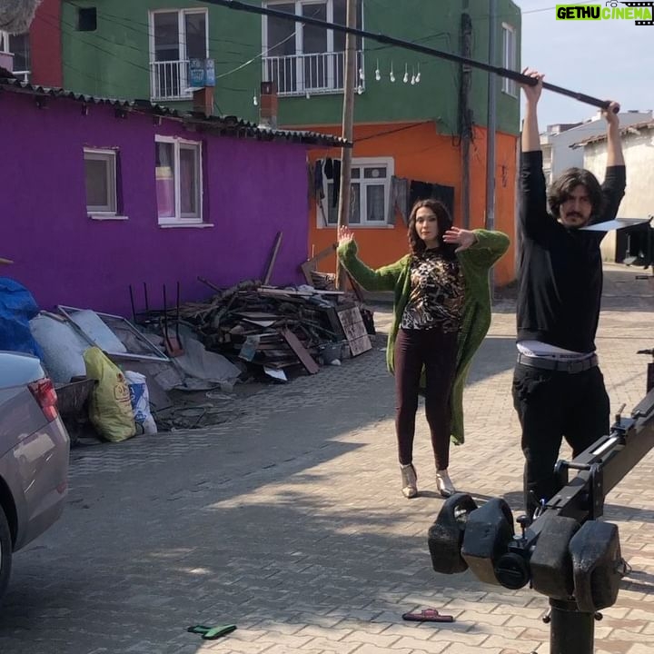 Arzu Yanardağ - 3 Likes - 8 Mart vizyona giriyormuş #hayatımızroman Suzan severek canlandırdığım, babam izleseydi çok seveceğinden emin olduğum bir tipleme🫠😍 mesleğimi sorgulamaya başlamamın ilk adımları da bu sette atıldı diyebilirim. 😏✌️