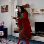 Arzu Yanardağ Instagram - 8 Mart vizyona giriyormuş #hayatımızroman Suzan severek canlandırdığım, babam izleseydi çok seveceğinden emin olduğum bir tipleme🫠😍 mesleğimi sorgulamaya başlamamın ilk adımları da bu sette atıldı diyebilirim. 😏✌️