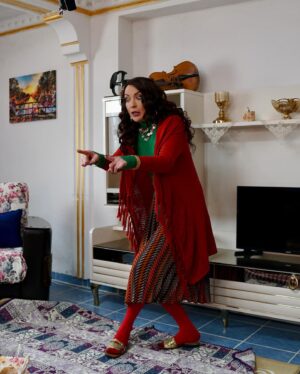 Arzu Yanardağ Instagram - 8 Mart vizyona giriyormuş #hayatımızroman Suzan severek canlandırdığım, babam izleseydi çok seveceğinden emin olduğum bir tipleme🫠😍 mesleğimi sorgulamaya başlamamın ilk adımları da bu sette atıldı diyebilirim. 😏✌️