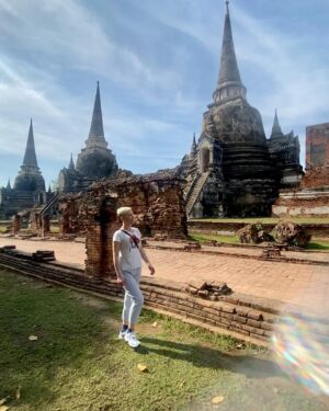 Arzu Yanardağ Instagram - Zuzu Ayutthaya antik kentinde🤩🙏🏻 #namaste #Bangkok