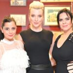 Arzu Yanardağ Instagram - Dün akşam Üstün Akmen Tiyatro Ödülleri gecesindeydim. Sevdiğim bir çok kişiyle karşılaştım. Ve bu tiyatro dolu gecenin ardından, kendime ve tiyatroya dair bir açıklama yapma gereği duydum 😅Tiyatro benim hem mesleğim hem aşkım. Mesleğimde yaşadığım son iki deneyimim büyük çaplı iki hayal kırıklığı ile sonuçlandığı için, artık tek derdim aşkımı ‘iyi’ insanlarla yapmak🥹🙏🏻 Yeni sezona hiçbir tiyatro ile el sıkışmadım. Flört ettiğim tiyatrolar tabiki var🥰 yazım aşamasındaki metinler, üretilen fikirler, benim yazdıklarım.. Sadece sahnedeyken keyif almıyorum ki ben, izlerken, konuşurken, okurken, yazarken, çalışırken.. Ben sadece tiyatro aşkımı doyasıya yasamayı temenni ediyorum.♥️