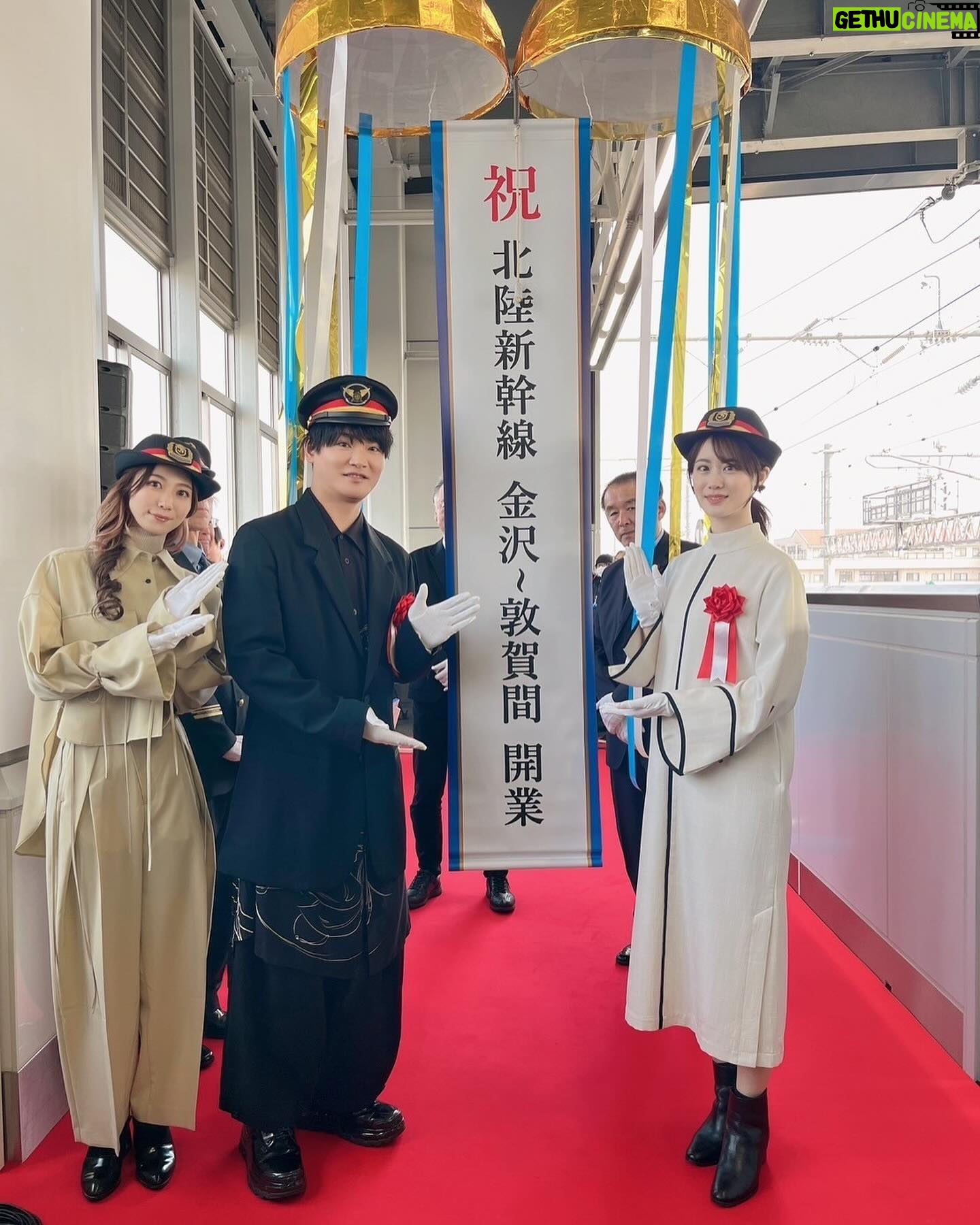 Asami Seto - 11.4K Likes - 北陸新幹線芦原温泉駅開業記念セレモニーに参加させていただきました🎊
アニメちはやふるとのご縁があり、今回のような素晴らしい式典に参加させていただけて光栄でした😌
ぜひあわらに遊びに行ってみてくださいね〜♨️
#北陸新幹線
#芦原温泉駅
#ちはやふる