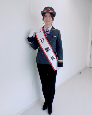 Asami Seto Instagram - 片瀬江ノ島駅🚉1日駅長の思い出①👉

一生に一度あるかないかのことなので、たくさん写真撮ってもらいました📷☺️

当日は快晴でとても良い江ノ島日和でした☀️観光されたかたも多かったのではないでしょうか？いかがでしたか？🪼✨🍔🐟

多くの方が駅長就任式を見守ってくれていて、青ブタの🐷そして桜島麻衣さんすごいや！って思いました！

制服に袖を通すと、なぜかしっくり感があり😳背筋が伸びました！

あとOIOIでかったパンプスがめっちゃ歩きやすかった笑

胸元のネームプレートも今回のために特注で用意していただきました🙏

片瀬江ノ島駅の駅員の皆さんは　はとてもあたたかく迎えてくださって、ウェルカムボードも用意していただいていました🙏感激です✨

桜島麻衣さんとして、駅構内ホームアナウンスも収録しました！🎙️
青ブタとのコラボまだまだ盛り上がっていきます。

「青春ブタ野郎はおでかけシスターの夢を見ない」は6月23日劇場公開です🎞️🌟

#青ブタ 
#片瀬江ノ島駅 
#一日駅長