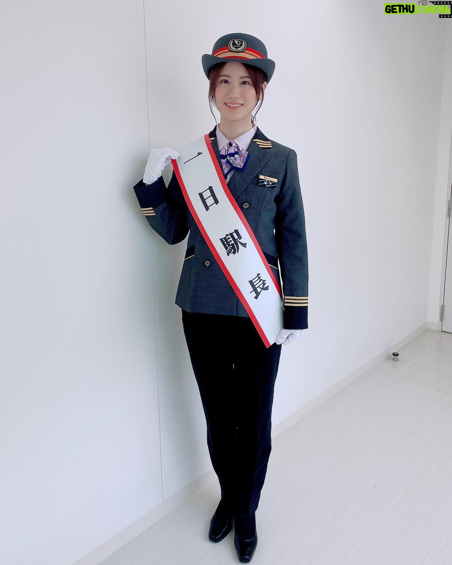 Asami Seto - 13.3K Likes - 片瀬江ノ島駅🚉1日駅長の思い出①👉
一生に一度あるかないかのことなので、たくさん写真撮ってもらいました📷☺️
当日は快晴でとても良い江ノ島日和でした☀️観光されたかたも多かったのではないでしょうか?いかがでしたか?🪼✨🍔🐟
多くの方が駅長就任式を見守ってくれていて、青ブタの🐷そして桜島麻衣さんすごいや!って思いました!
制服に袖を通すと、なぜかしっくり感があり😳背筋が伸びました!
あとOIOIでかったパンプスがめっちゃ歩きやすかった笑
胸元のネームプレートも今回のために特注で用意していただきました🙏
片瀬江ノ島駅の駅員の皆さんは はとてもあたたかく迎えてくださって、ウェルカムボードも用意していただいていました🙏感激です✨
桜島麻衣さんとして、駅構内ホームアナウンスも収録しました!🎙️
青ブタとのコラボまだまだ盛り上がっていきます。
「青春ブタ野郎はおでかけシスターの夢を見ない」は6月23日劇場公開です🎞️🌟
#青ブタ
#片瀬江ノ島駅
#一日駅長
