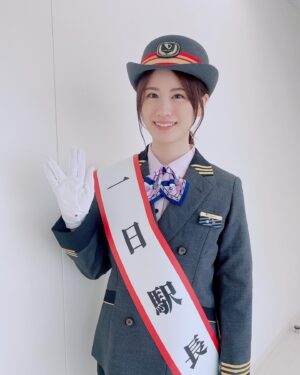 Asami Seto Instagram - 片瀬江ノ島駅🚉1日駅長の思い出①👉

一生に一度あるかないかのことなので、たくさん写真撮ってもらいました📷☺️

当日は快晴でとても良い江ノ島日和でした☀️観光されたかたも多かったのではないでしょうか？いかがでしたか？🪼✨🍔🐟

多くの方が駅長就任式を見守ってくれていて、青ブタの🐷そして桜島麻衣さんすごいや！って思いました！

制服に袖を通すと、なぜかしっくり感があり😳背筋が伸びました！

あとOIOIでかったパンプスがめっちゃ歩きやすかった笑

胸元のネームプレートも今回のために特注で用意していただきました🙏

片瀬江ノ島駅の駅員の皆さんは　はとてもあたたかく迎えてくださって、ウェルカムボードも用意していただいていました🙏感激です✨

桜島麻衣さんとして、駅構内ホームアナウンスも収録しました！🎙️
青ブタとのコラボまだまだ盛り上がっていきます。

「青春ブタ野郎はおでかけシスターの夢を見ない」は6月23日劇場公開です🎞️🌟

#青ブタ 
#片瀬江ノ島駅 
#一日駅長