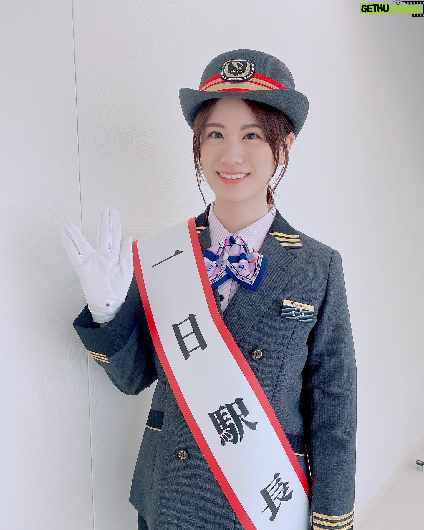 Asami Seto - 13.3K Likes - 片瀬江ノ島駅🚉1日駅長の思い出①👉
一生に一度あるかないかのことなので、たくさん写真撮ってもらいました📷☺️
当日は快晴でとても良い江ノ島日和でした☀️観光されたかたも多かったのではないでしょうか?いかがでしたか?🪼✨🍔🐟
多くの方が駅長就任式を見守ってくれていて、青ブタの🐷そして桜島麻衣さんすごいや!って思いました!
制服に袖を通すと、なぜかしっくり感があり😳背筋が伸びました!
あとOIOIでかったパンプスがめっちゃ歩きやすかった笑
胸元のネームプレートも今回のために特注で用意していただきました🙏
片瀬江ノ島駅の駅員の皆さんは はとてもあたたかく迎えてくださって、ウェルカムボードも用意していただいていました🙏感激です✨
桜島麻衣さんとして、駅構内ホームアナウンスも収録しました!🎙️
青ブタとのコラボまだまだ盛り上がっていきます。
「青春ブタ野郎はおでかけシスターの夢を見ない」は6月23日劇場公開です🎞️🌟
#青ブタ
#片瀬江ノ島駅
#一日駅長