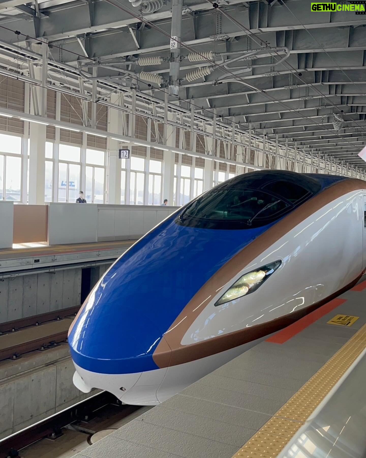 Asami Seto - 11.4K Likes - 北陸新幹線芦原温泉駅開業記念セレモニーに参加させていただきました🎊
アニメちはやふるとのご縁があり、今回のような素晴らしい式典に参加させていただけて光栄でした😌
ぜひあわらに遊びに行ってみてくださいね〜♨️
#北陸新幹線
#芦原温泉駅
#ちはやふる