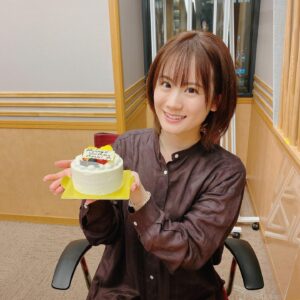 Asami Seto Instagram - どうもお疲れ様です！

いやはやいやはや〜💦

4月が始まりもう10日経ってしまった…(● ˃̶͈̀ロ˂̶͈́)੭ꠥ⁾⁾

誕生日のお祝いのコメントもありがとうございました☺️

1枚目はラジオの最終回4/2配信のときのお写真🎂いままでで1番あっという間の30分でした。

2枚目は女神のカフェテラスの先行上映会のときの📸
すずが　@s_suzushiro イヤーカフをプレゼントしてくれました🎁✨

多くの方に、感謝。感謝。な1日でした😌

YouTubeの初動画にコメントたくさんいただきましてありがとうございます！あたたかく優しい言葉ばかりで、心に染み込んでいます。。

視聴者さんのリアクションを直に聞いてみたいので、そろそろ配信もしたいと思っています。その時は遊びに来てね〜☺️

YouTubeにあげたいゲーム動画もあるんだけど、もうちょいおまちを〜🎮🌸

みんな休憩しつつ元気で過ごそうね〜(´ω｀)
