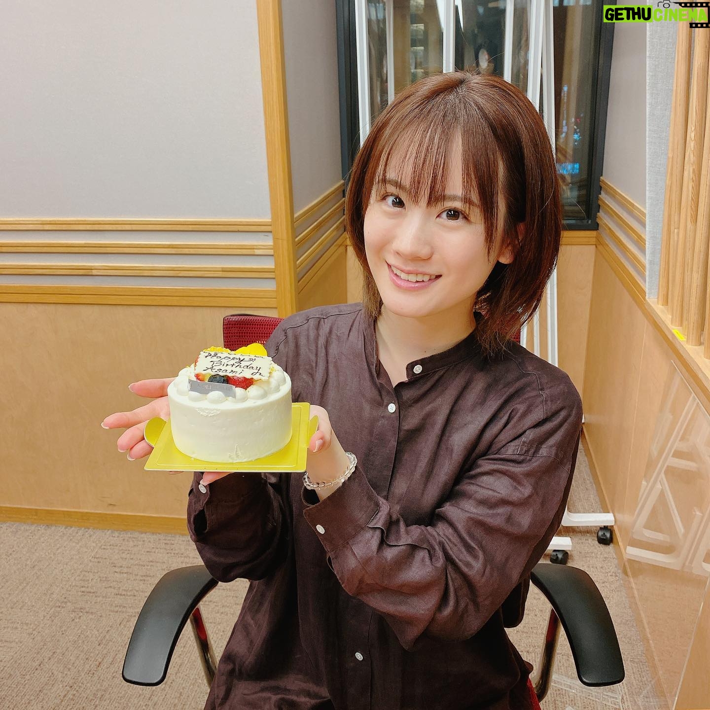 Asami Seto - 9.7K Likes - どうもお疲れ様です!
いやはやいやはや〜💦
4月が始まりもう10日経ってしまった…(● ˃̶͈̀ロ˂̶͈́)੭ꠥ⁾⁾
誕生日のお祝いのコメントもありがとうございました☺️
1枚目はラジオの最終回4/2配信のときのお写真🎂いままでで1番あっという間の30分でした。
2枚目は女神のカフェテラスの先行上映会のときの📸
すずが @s_suzushiro イヤーカフをプレゼントしてくれました🎁✨
多くの方に、感謝。感謝。な1日でした😌
YouTubeの初動画にコメントたくさんいただきましてありがとうございます!あたたかく優しい言葉ばかりで、心に染み込んでいます。。
視聴者さんのリアクションを直に聞いてみたいので、そろそろ配信もしたいと思っています。その時は遊びに来てね〜☺️
YouTubeにあげたいゲーム動画もあるんだけど、もうちょいおまちを〜🎮🌸
みんな休憩しつつ元気で過ごそうね〜(´ω`)