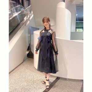 Asami Seto Instagram - #じゅじゅフェス　お疲れ様でした！

スタイリストさんに素敵なお衣装アクセサリーをご用意して頂きました😌キラキライヤリング⭐︎
@mori_mori_moriya  さん👗

朝のリハから終演まで、14時間キープできるよう、一日中顔や髪の治安を守ってくれたメイクさんに感謝🙏✨
#久木田梨花 さん💄

ネイルはいつもお世話になっているネイリストさんに素敵に仕上げて頂きました🌹たまには載せちゃう💅

未可子さんとの写真(*ﾟ∀ﾟ*♡
楽屋でも出演キャストのみなさんとおしゃべりできてとっても嬉しかったあ😌

これだけ大きなイベントを動かすって本当にすごいことだなあと、裏側をちょこちょこしていただけの私ですが、そう心から思いました😌

さまざまなジャンルのプロフェッショナルのみなさんに会えるのって学びが多いです_φ(･_･💡