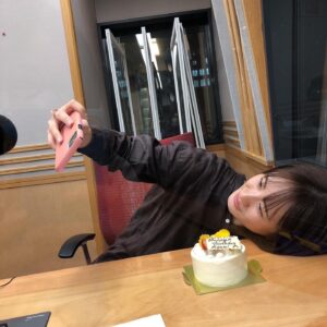 Asami Seto Instagram - どうもお疲れ様です！

いやはやいやはや〜💦

4月が始まりもう10日経ってしまった…(● ˃̶͈̀ロ˂̶͈́)੭ꠥ⁾⁾

誕生日のお祝いのコメントもありがとうございました☺️

1枚目はラジオの最終回4/2配信のときのお写真🎂いままでで1番あっという間の30分でした。

2枚目は女神のカフェテラスの先行上映会のときの📸
すずが　@s_suzushiro イヤーカフをプレゼントしてくれました🎁✨

多くの方に、感謝。感謝。な1日でした😌

YouTubeの初動画にコメントたくさんいただきましてありがとうございます！あたたかく優しい言葉ばかりで、心に染み込んでいます。。

視聴者さんのリアクションを直に聞いてみたいので、そろそろ配信もしたいと思っています。その時は遊びに来てね〜☺️

YouTubeにあげたいゲーム動画もあるんだけど、もうちょいおまちを〜🎮🌸

みんな休憩しつつ元気で過ごそうね〜(´ω｀)