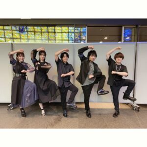 Asami Seto Instagram - #じゅじゅフェス　お疲れ様でした！

スタイリストさんに素敵なお衣装アクセサリーをご用意して頂きました😌キラキライヤリング⭐︎
@mori_mori_moriya  さん👗

朝のリハから終演まで、14時間キープできるよう、一日中顔や髪の治安を守ってくれたメイクさんに感謝🙏✨
#久木田梨花 さん💄

ネイルはいつもお世話になっているネイリストさんに素敵に仕上げて頂きました🌹たまには載せちゃう💅

未可子さんとの写真(*ﾟ∀ﾟ*♡
楽屋でも出演キャストのみなさんとおしゃべりできてとっても嬉しかったあ😌

これだけ大きなイベントを動かすって本当にすごいことだなあと、裏側をちょこちょこしていただけの私ですが、そう心から思いました😌

さまざまなジャンルのプロフェッショナルのみなさんに会えるのって学びが多いです_φ(･_･💡