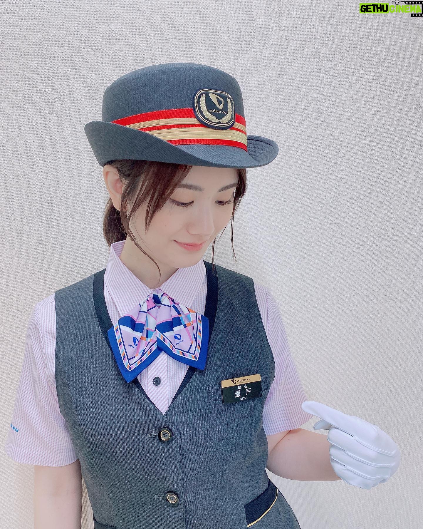 Asami Seto - 13.3K Likes - 片瀬江ノ島駅🚉1日駅長の思い出①👉
一生に一度あるかないかのことなので、たくさん写真撮ってもらいました📷☺️
当日は快晴でとても良い江ノ島日和でした☀️観光されたかたも多かったのではないでしょうか?いかがでしたか?🪼✨🍔🐟
多くの方が駅長就任式を見守ってくれていて、青ブタの🐷そして桜島麻衣さんすごいや!って思いました!
制服に袖を通すと、なぜかしっくり感があり😳背筋が伸びました!
あとOIOIでかったパンプスがめっちゃ歩きやすかった笑
胸元のネームプレートも今回のために特注で用意していただきました🙏
片瀬江ノ島駅の駅員の皆さんは はとてもあたたかく迎えてくださって、ウェルカムボードも用意していただいていました🙏感激です✨
桜島麻衣さんとして、駅構内ホームアナウンスも収録しました!🎙️
青ブタとのコラボまだまだ盛り上がっていきます。
「青春ブタ野郎はおでかけシスターの夢を見ない」は6月23日劇場公開です🎞️🌟
#青ブタ
#片瀬江ノ島駅
#一日駅長