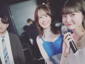 Asami Seto Instagram - アニプレックスオンラインフェス2023📷青ブタ〜🐷

今年はこの3人でいること多いね！ランドセルガールのお話もはやくしたいな〜(*´◒`*)

来週末は京まふで🍵✨
元気で会いましょう〜

くぼぼが撮ってくれたお写真♡フィルターかけたらエモくなった🤭

#青ブタ