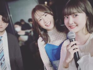 Asami Seto Instagram - アニプレックスオンラインフェス2023📷青ブタ〜🐷

今年はこの3人でいること多いね！ランドセルガールのお話もはやくしたいな〜(*´◒`*)

来週末は京まふで🍵✨
元気で会いましょう〜

くぼぼが撮ってくれたお写真♡フィルターかけたらエモくなった🤭

#青ブタ