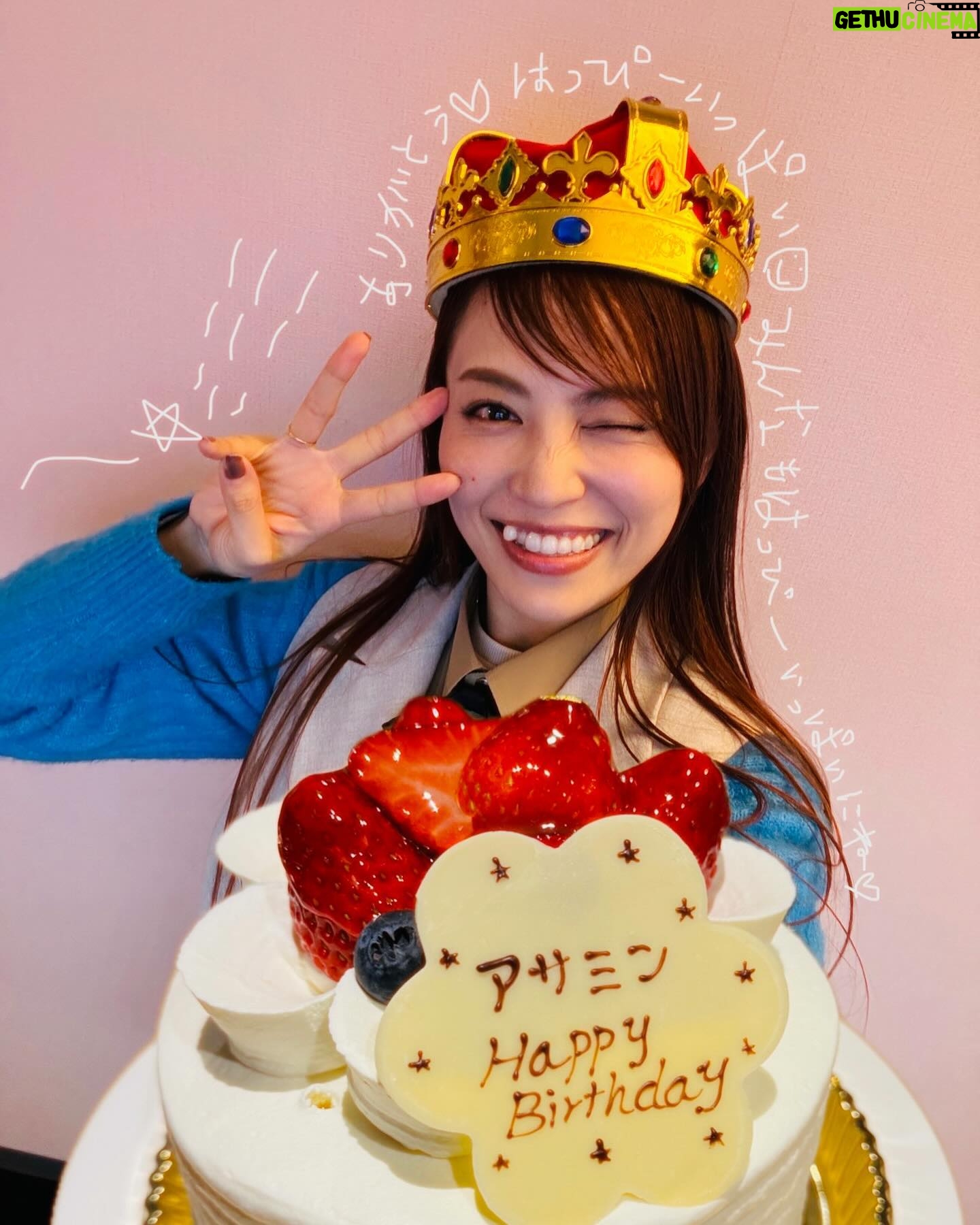 Asami Tano - 4.8K Likes - みんなーーー!
沢山のおめでとうメッセージ....拝見させてもらっています。めちゃくちゃ嬉しい🥲❤️本当にありがとうございます。
大人3歳7年目🎂✨
楽しい事に全力でチャーミングな人でありたいと思って歳を重ねていっています。どうかな?重ねられてる?🤭
いつも沢山の愛をありがとうございます。
私も皆さんに『アサミらしい!』と思ってもらえるような愛をお返ししていきます🤲🏻🍃♡
皆のパワーチャージャー🔋の様な人になる歳にします!
ありったけの笑顔と感謝をこめて....xxx
2024.2.12 田野アサミ
#田野アサミ#asamitano#HBD