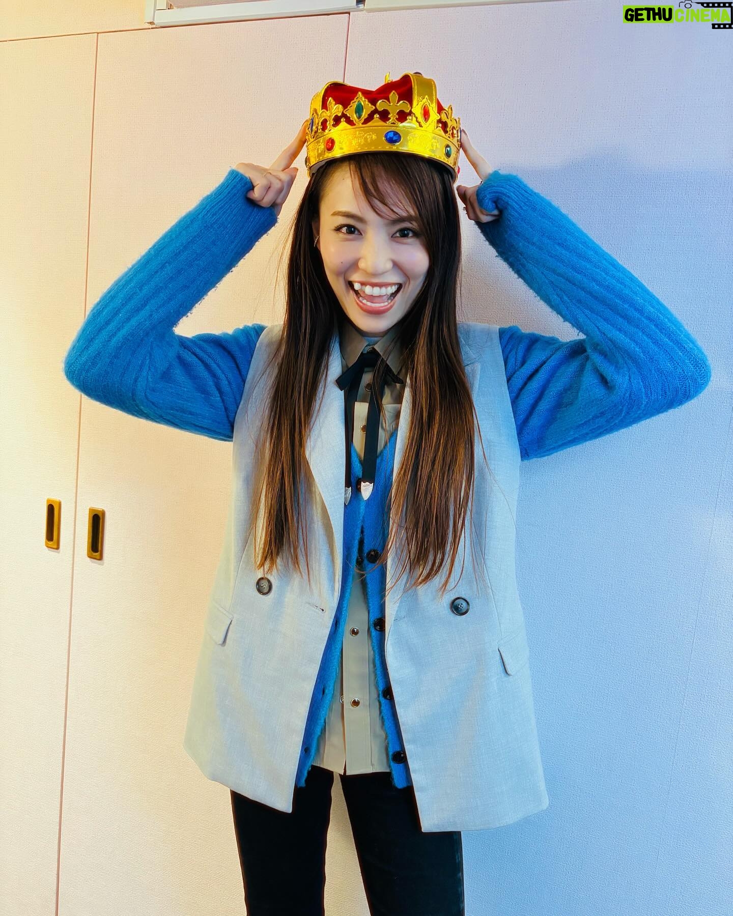 Asami Tano - 4.8K Likes - みんなーーー!
沢山のおめでとうメッセージ....拝見させてもらっています。めちゃくちゃ嬉しい🥲❤️本当にありがとうございます。
大人3歳7年目🎂✨
楽しい事に全力でチャーミングな人でありたいと思って歳を重ねていっています。どうかな?重ねられてる?🤭
いつも沢山の愛をありがとうございます。
私も皆さんに『アサミらしい!』と思ってもらえるような愛をお返ししていきます🤲🏻🍃♡
皆のパワーチャージャー🔋の様な人になる歳にします!
ありったけの笑顔と感謝をこめて....xxx
2024.2.12 田野アサミ
#田野アサミ#asamitano#HBD