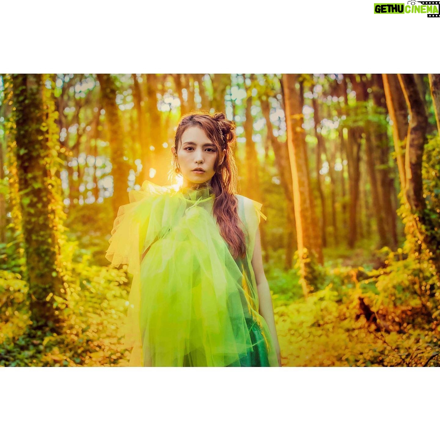 Asami Tano - 4.7K Likes - ☀️📸💄🖤🤍
表紙が解禁になりました。
あえての白黒。皆さんがそれぞれ想う、感じる表情に表紙はしたくって、どうですか?😊中ページもお楽しみに
『Record』
TANO ASAMI / 20th ANNIVERSARY BOOK
Photographer SASU TEI 、JUN MARUOKA、MARINA INOUE
Stylist Go Momose
Hair &Makeup artist Mikiko Suzuki、Mayo Morishita、Asami Harano
#田野アサミ20th
#田野アサミ#asamitano
