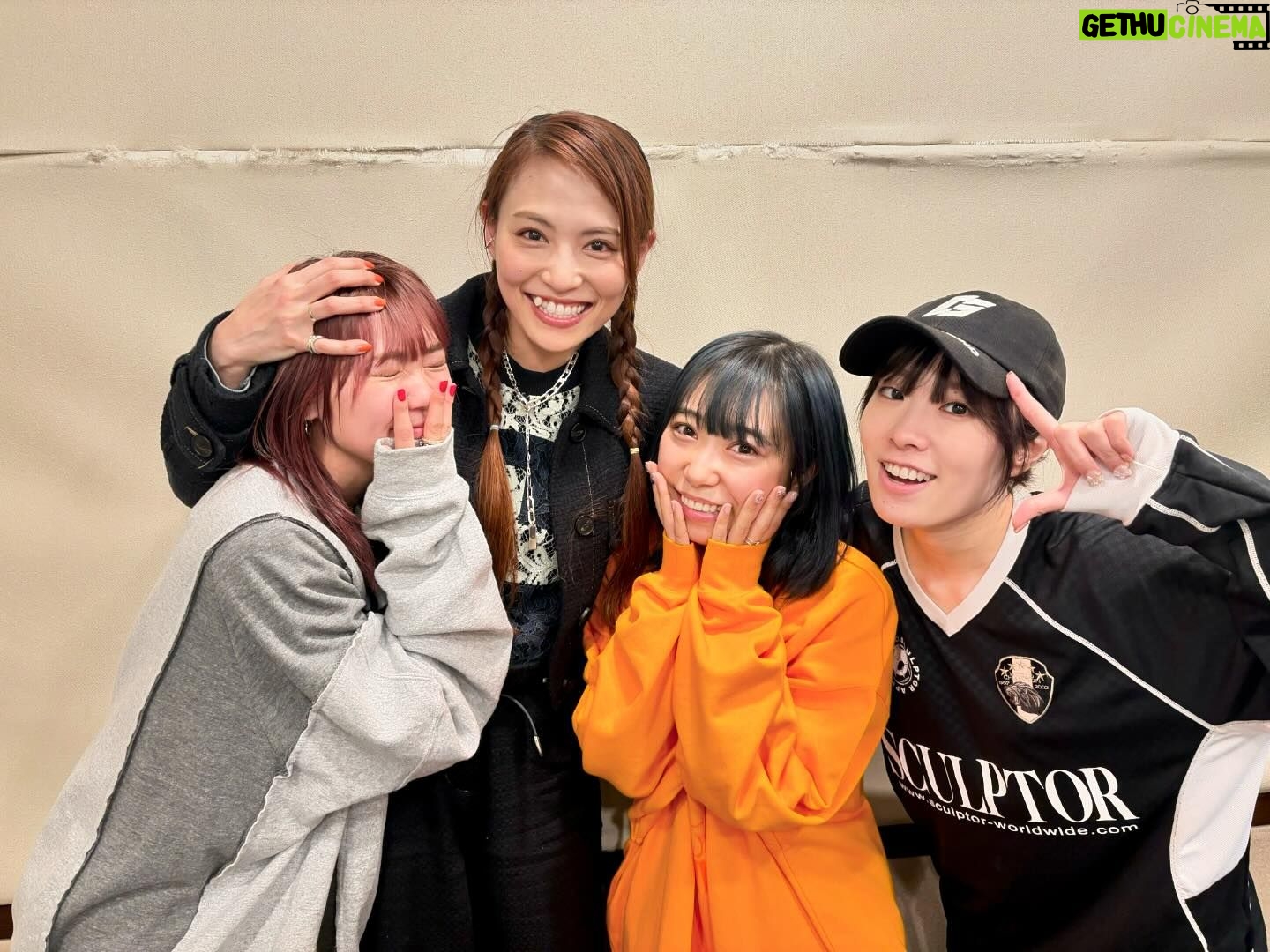 Asami Tano - 5.9K Likes - 📻393回(サンキューさん)
浦の星女学院ラジオ....浦ラジに4年ぶりに出演
私オリンピック選手🇯🇵か?と思う4年ぶり。
きゃんが眩しいオレンジを着ててわらった🤭
あちゃ(私)意識してくれたんだって🧡愛だね。
ユニット甲子園のリハや楽曲コラボの私の考えとかとか
理亞こと佐藤日向とのSaintSnowリハ中のエピソードもガッツリ話してます。あれはそこからそうなったのね🌷!
と思ってもらえると思う。是非お耳のお供に!聴いてね👂
集合写真左から〜♪
#斉藤朱夏#田野アサミ#小林愛香#降幡愛
私このメンツだと背が大き過ぎるのも相まって
担任の先生みたいな写真🤭🌸載せておくね♡笑
※きゃんきゅんは実はしゃがんでくれてんの🤭愛だね。
#lovelivesunshine#浦ラジ#わいわいわい#JMA放送局#saintsnow#鹿角聖良
皆んなで一緒に〜
(よっこらぁ〜 セイラーーーー💪)⇦ここ皆のパートね