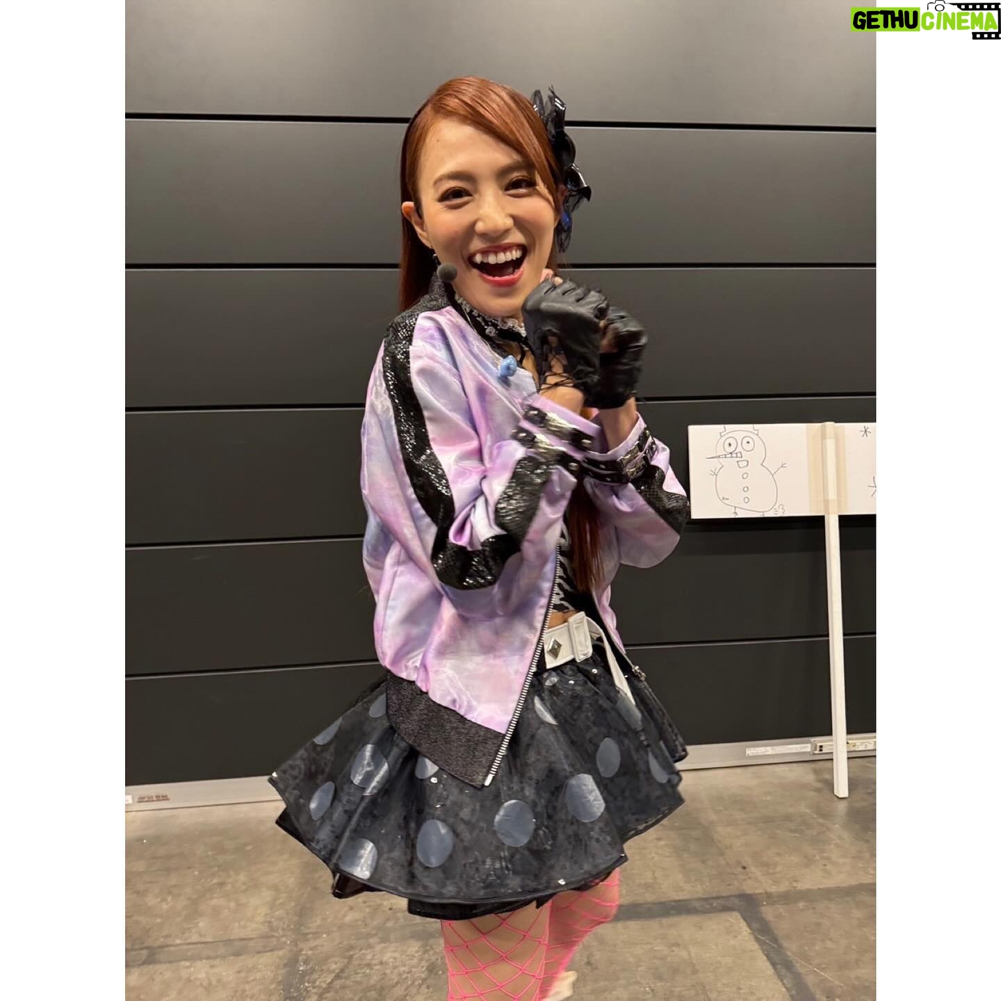 Asami Tano - 7.5K Likes - Day2⚾️🏟️
「LoveLive! Series Presents ユニット甲子園 2024」
ありがとうございました⛄️❄️
日向と理亞と聖良と一緒に無事にステージに立てた事誇りにおもいます。
本当に楽しかった。
皆の声援があんなにも浴びられて幸せでした。
本番前に皆がいる客席を1人で練り歩き
皆からはこう見えているのね。
こう聞こえているのね。
と皆を感じる時間を作りました。
席に座ってステージリハみたり。笑
と色んな場所で確認したよ!😊
そんな皆の場所から見るステージはとてつもなく大きく夢がいっぱいで輝いた場所でした。
そこに立つ事ができる!できた!皆に届けられた!最高に幸せでした✨❄️
本当に素敵な2日間をありがとうございました。
ちなみにDay2の2曲目Believe again の落ちサビの所、ステージ片方の端っこから反対側の端っこ、日向(理亞)のいる所まで駆け寄って行ったのは私が日向と理亞に会いに行きたくて、手を繋ぎたくて、本来の位置とか全て無視してあの瞬間に独断で反対側の端っこまで向かいました❄️
なんかね、手を繋がずにビリアゲ終わるのが嫌でね、突発的に動いてしまってた❄️
理亞(日向)びっくりしてた😂
理亞と日向は何にも間違ってないの!
私が独断で動いた。
ごめんね💙会いにいきたかったんだよ!!
そんな私の瞬間的な動きに光を当ててくれたり、カメラで追ってくれた職人さん本当にありがとうございました。心より感謝です。
次はいつ会えるかなぁ、
言霊だからね。
またお会いしましょう!!
2024
鹿角聖良 こと 田野アサミ
#lovelive#ユニット甲子園day1#ユニット甲子園day2#lovelivesunshine#saintsnow#鹿角聖良
#田野アサミ#asamitano#誇り